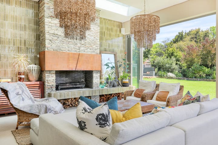 Beautiful 5-Bedroom Property in Upper Constantia gallery image 2