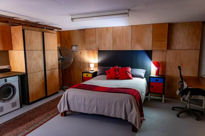 Bračni krevet (160x200) i uredski /radni prostor.