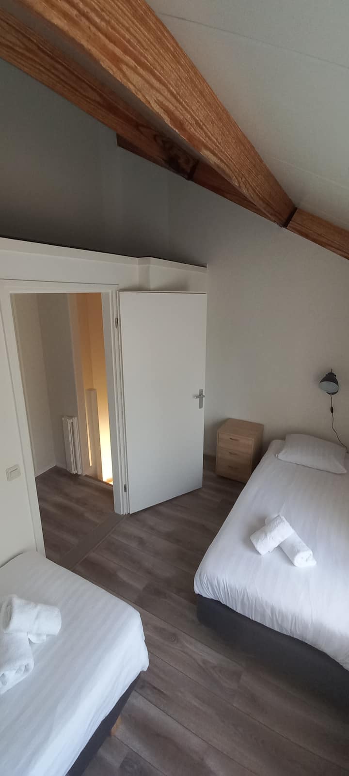 Slaapkamer aan de voorkant van de woning met 2 boxsprings van  90x200 cm. 
Met kledingkast en airco op de kamer
De ramen hebben verduisterings-rolgordijnen
Er is ook ruimte om de koffers op te bergen
