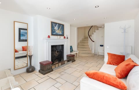 Cliffhanger, Fabulous Holiday Home with Sea Views