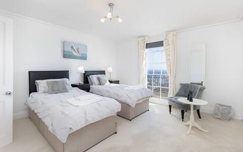 Cliffhanger - Stunning Holiday Home with Sea Views