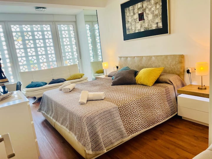  Zdôrazňujeme pohodlie postele Super King, intimitu, ktorú ponúka vonkajšia mriežka bez prekážky výhľadu, klimatizácia, ventilátor, televízor, automatická žalúzia a pohodlná pohovka -1 '10 široká posteľ v prípade potreby.