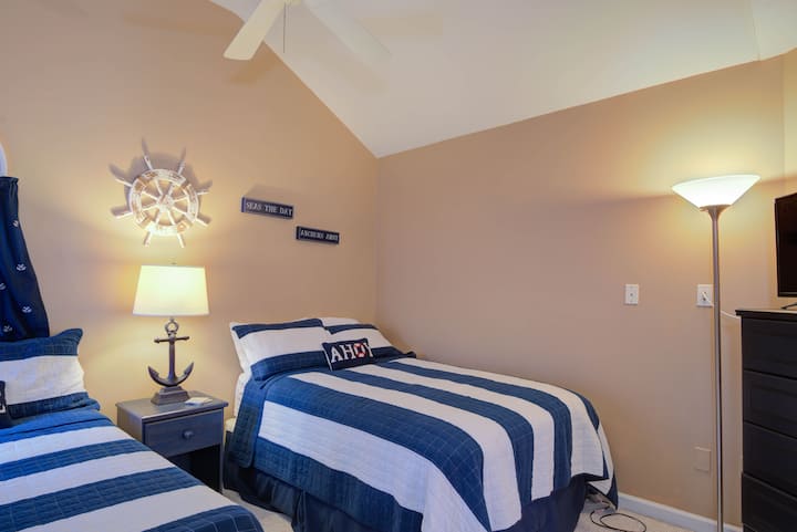 Habitación en el segundo piso con techo abovedado.