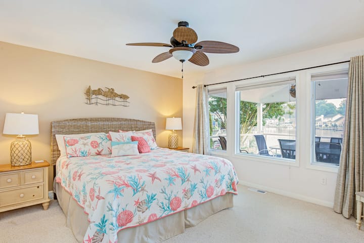 Cama tamaño king en el primer piso con vistas al agua para despertarse