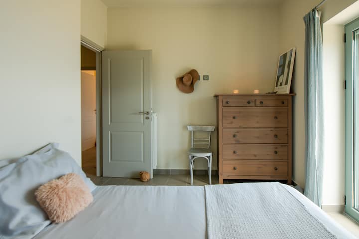 Bedroom 2, double, with sea and mountain view