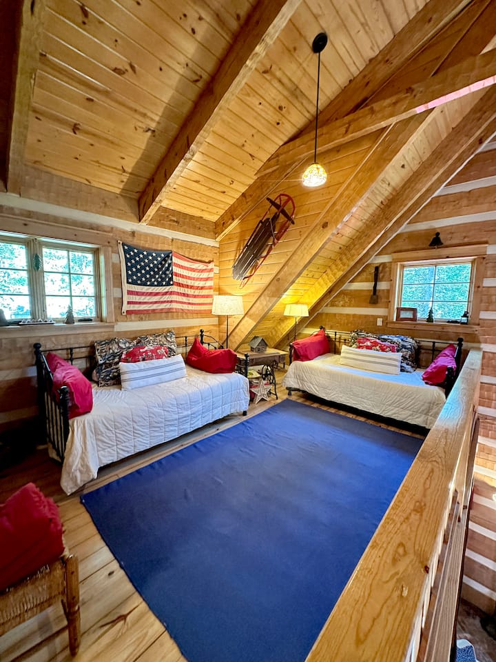Chalet loft con capacidad para cuatro personas con camas nido: comparte inodoro y lavabo con baño principal.
