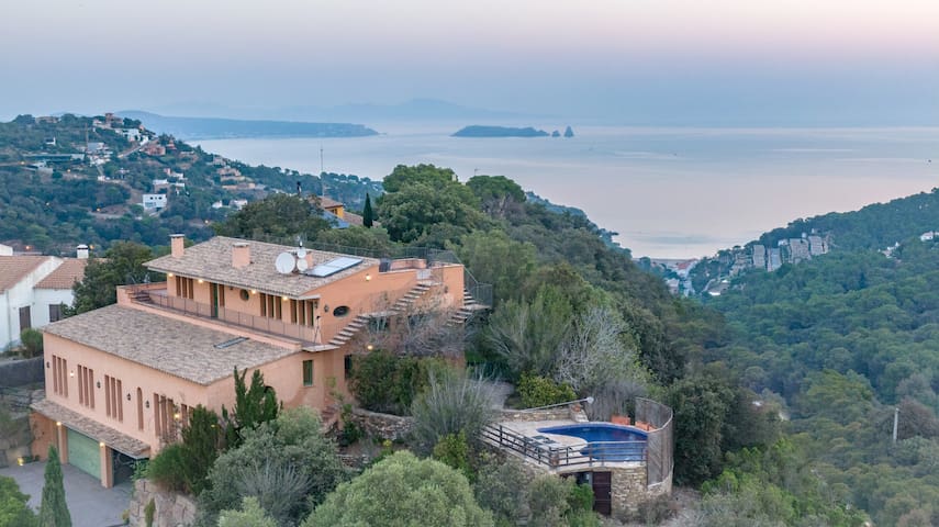 Anahuacal·li on the hilltop over the sea