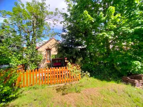 A quiet country home in the city center