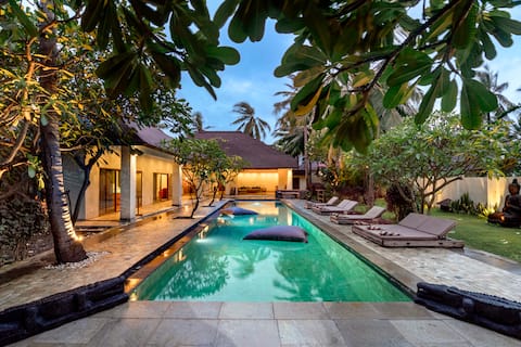 Huge 7BR villa w/ 20m pool & free gym and tennis!