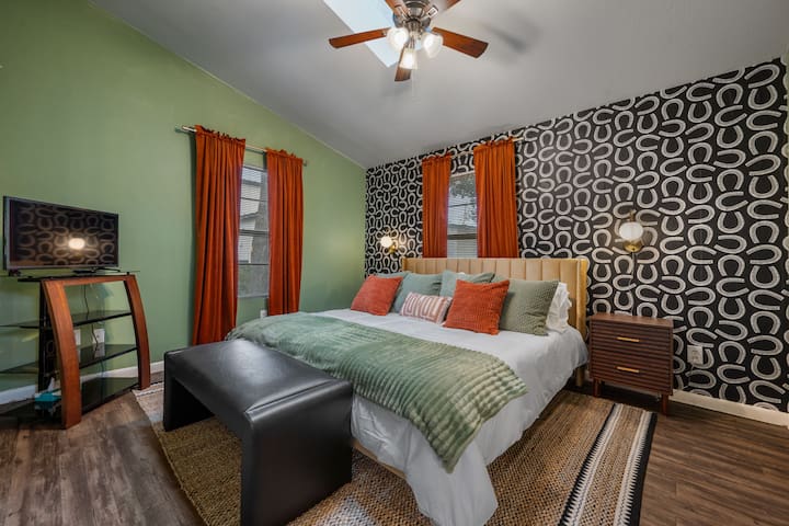 Bachelor(ettes) 2 Homes | Pool, Games, Downtown gallery image 4
