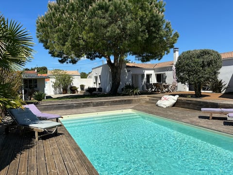 Ideally located 5 bedroom house  jun-sept pool
