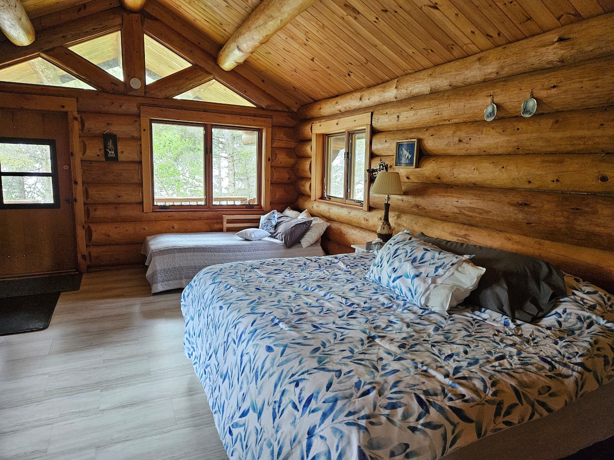 La cabaña para huéspedes incluye una cama tamaño king y un sofá cama individual con una cama nido individual.