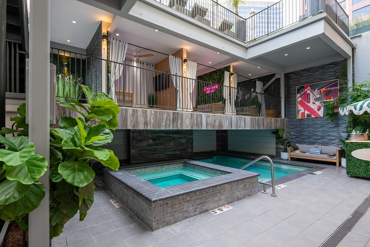 Poolside 4BR/4BA w Hot Tubs, Grill Near French Qtr - Condominiums