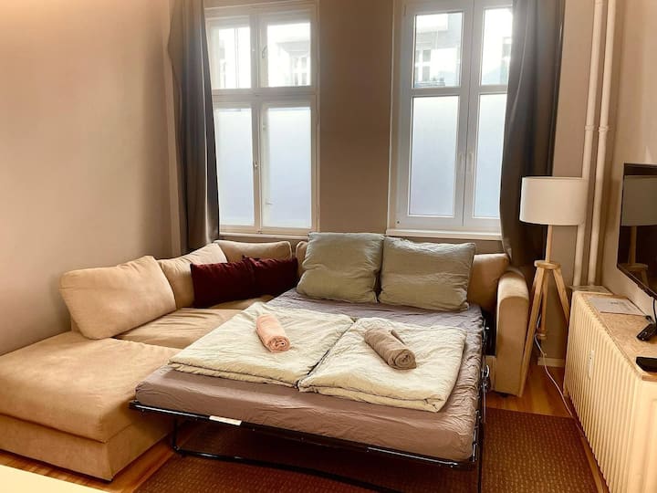 Kauč se rasklapa u krevet za spavanje za dvije osobe 