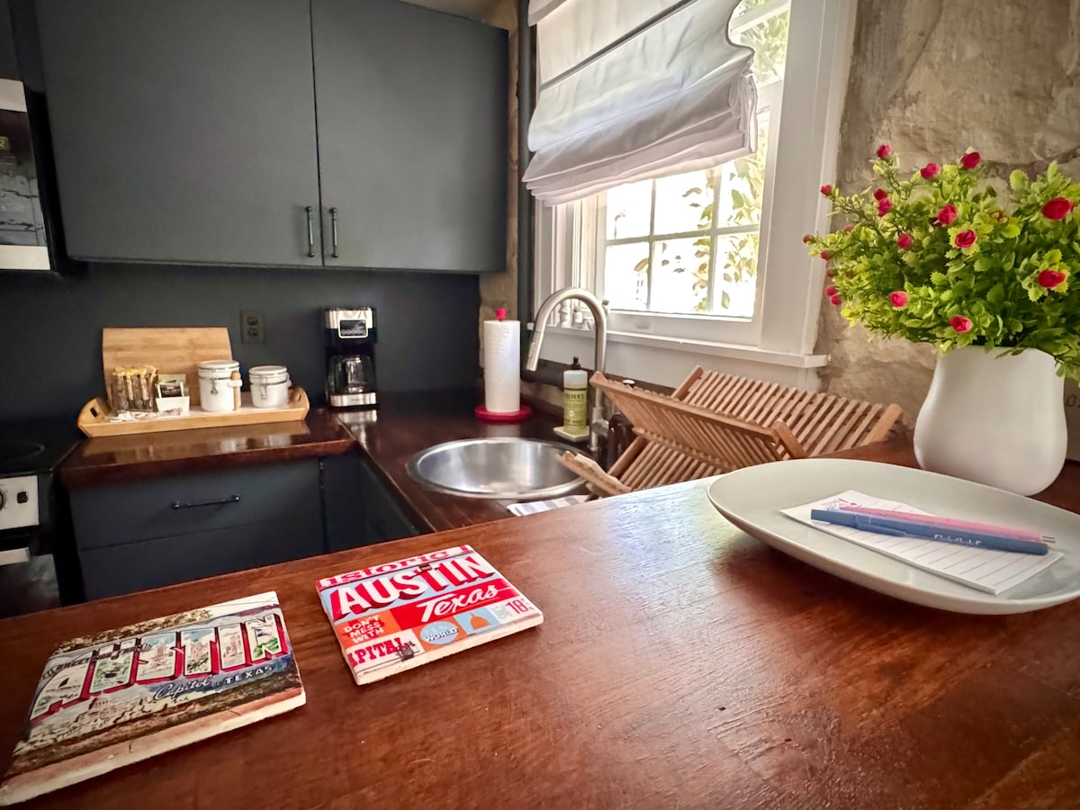Peaceful, Historic Casita Near South Congress