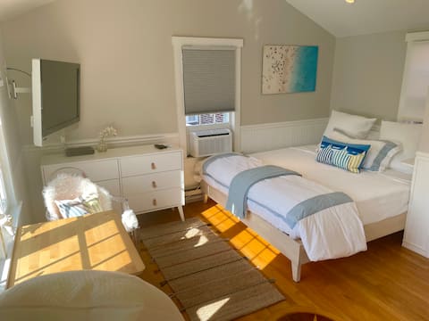 Successful Airbnb property: Cygnet 2nd floor studio near town in Nantucket