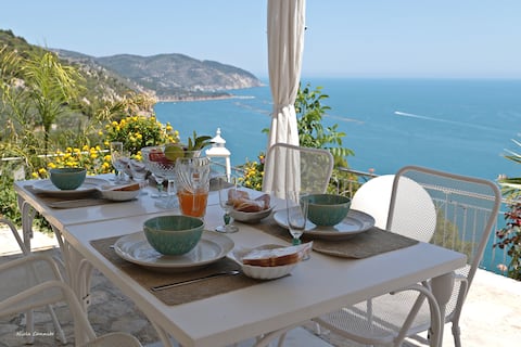 Overlooking the sea 6 pax.