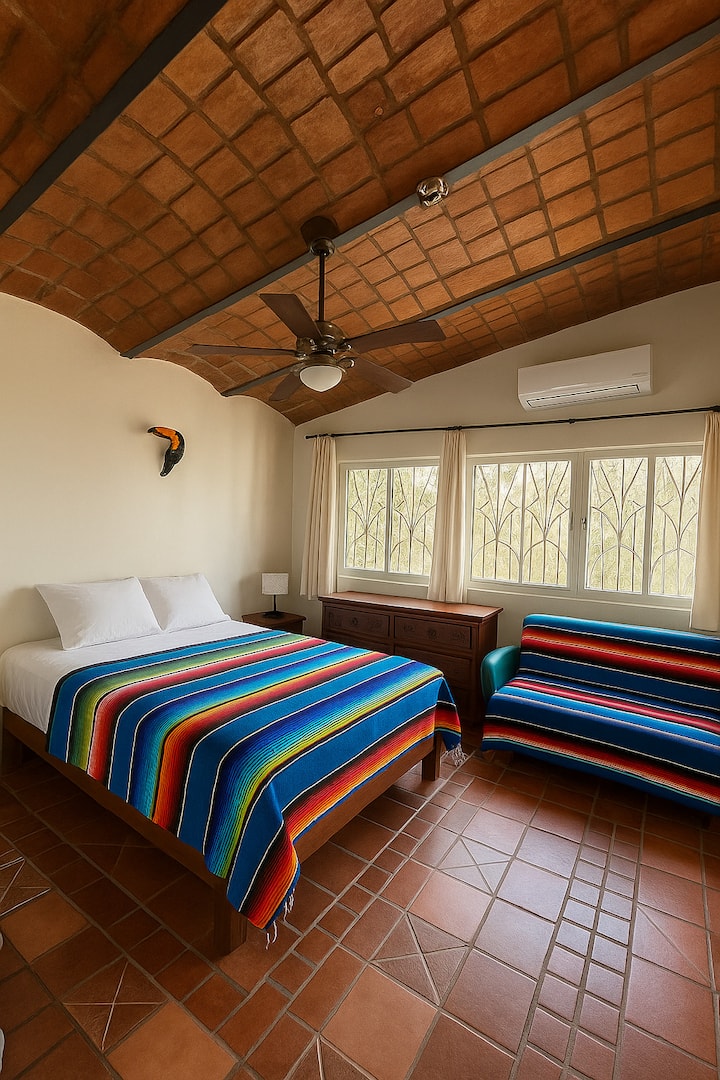 El dormitorio principal tiene una cama tamaño queen y un sofá cama.  También hay aire acondicionado, ventilador de techo, cómoda y baño adjunto recientemente renovado.  La habitación también tiene persianas opacas. Hay 2 armarios para la ropa.
