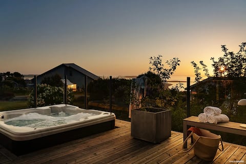 Family-friendly & Close to the sea with jacuzzi in Stråvalla