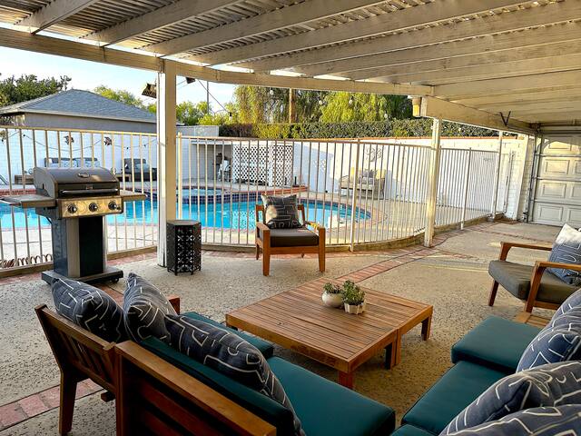 Tranquil Poolside Oasis with BBQ and Cozy Ambiance gallery image 4
