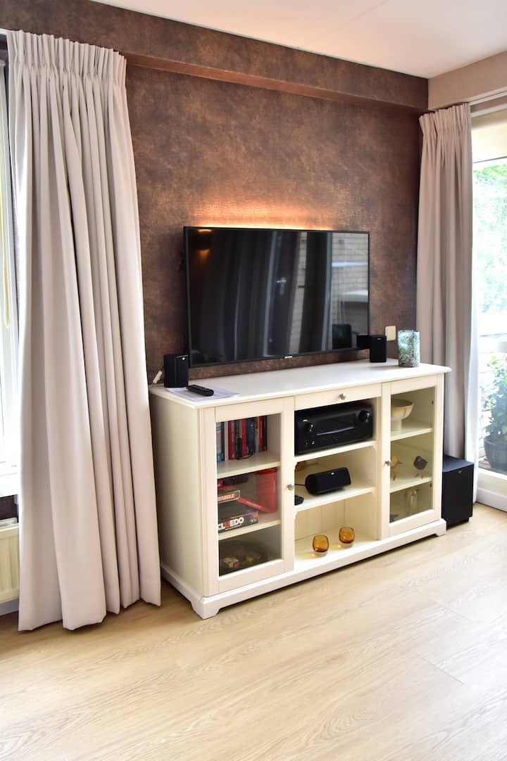 טלוויזיה עם נטפליקס וסראונד. הטלוויזיה מסתובבת כך שניתן לצפות בה גם מהספה וגם מהמיטה. 