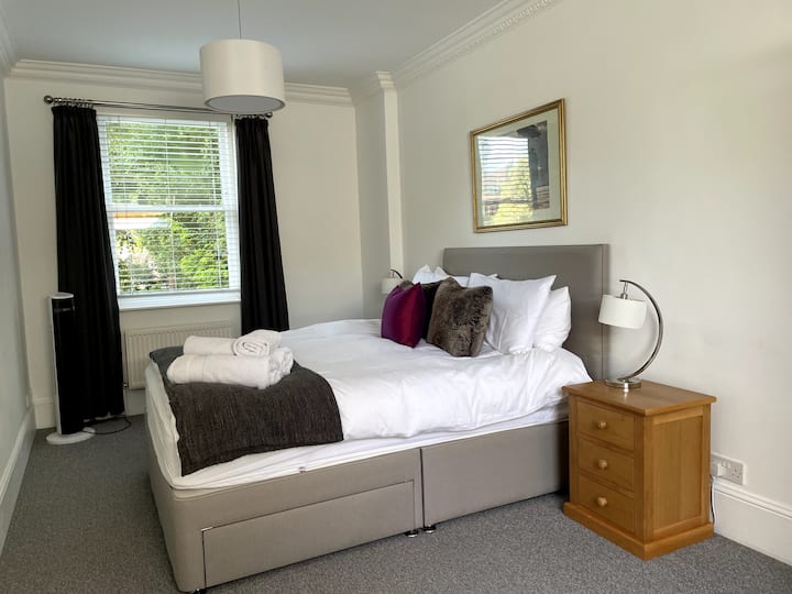 Dhomë gjumi 1 me krevat dopio "king"