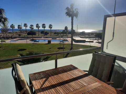 Beachfront. Pool. Parking. Air conditioning