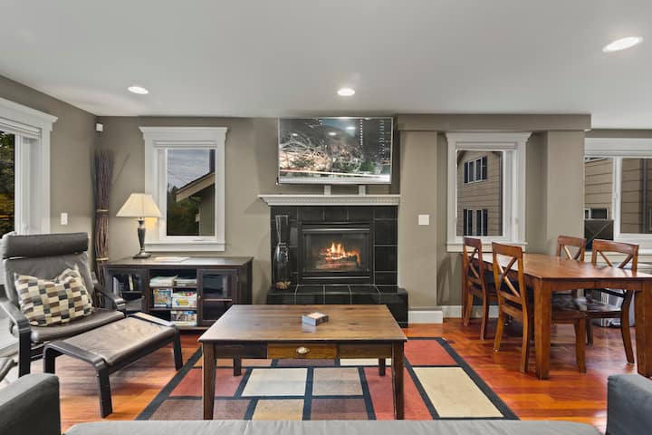 Charming 3BR Townhome near DT Seattle W/ Balcony!