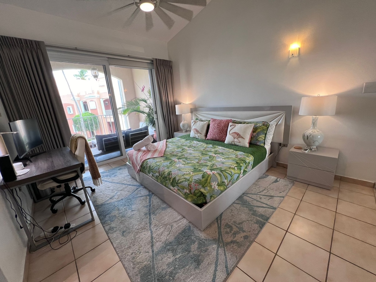 Chumba kikuu cha kulala chenye ufikiaji wa moja kwa moja wa baraza na eneo la kazi.