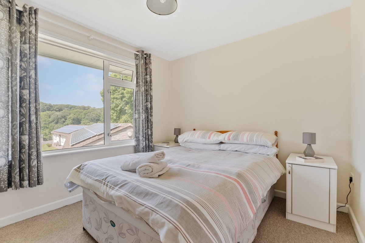 第一间卧室，配有一张双人床和两个床头柜。 床脚处有一个双人衣柜和抽屉。 一号卧室位于小屋前面，可俯瞰山谷美景。