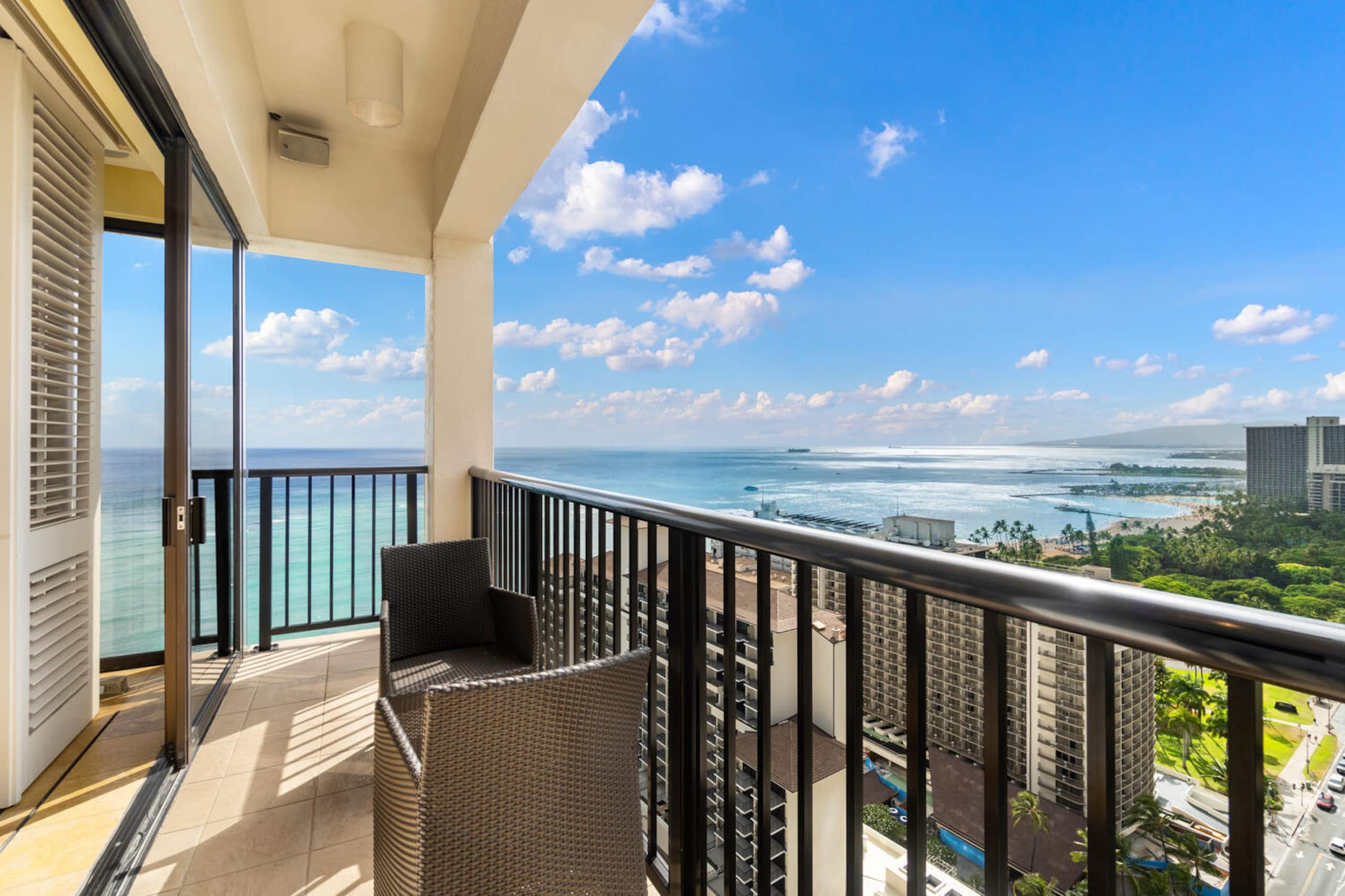 Condo in Honolulu · ★4.97 · 2 bedrooms · 2 beds · 1.5 private baths - Image 26