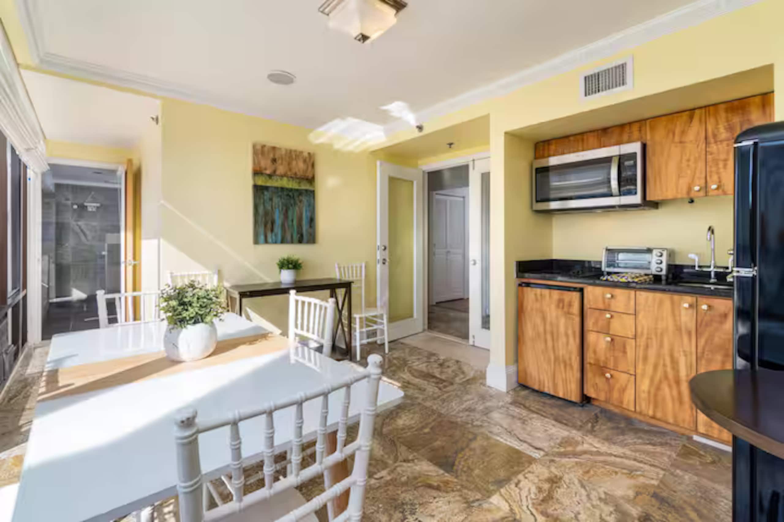 Condo in Honolulu · ★4.97 · 2 bedrooms · 2 beds · 1.5 private baths - Image 22