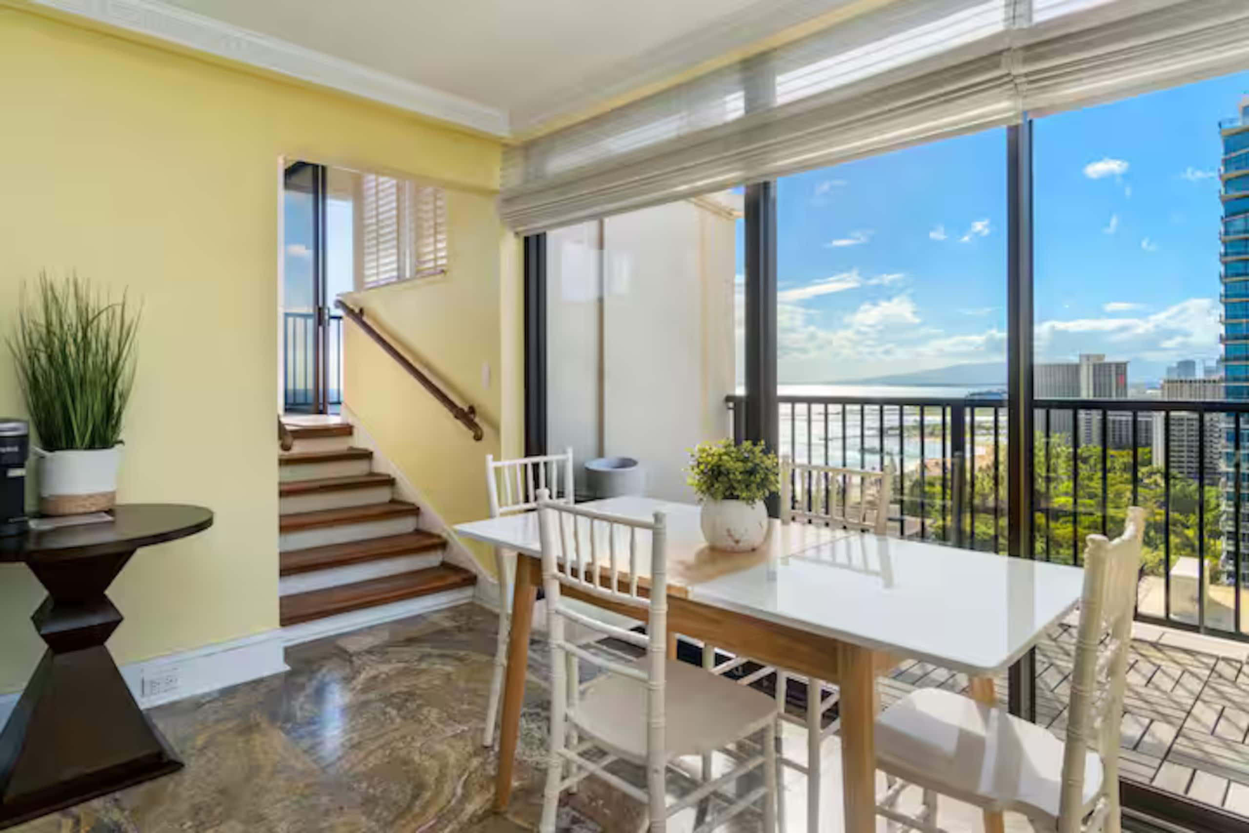 Condo in Honolulu · ★4.97 · 2 bedrooms · 2 beds · 1.5 private baths - Image 18
