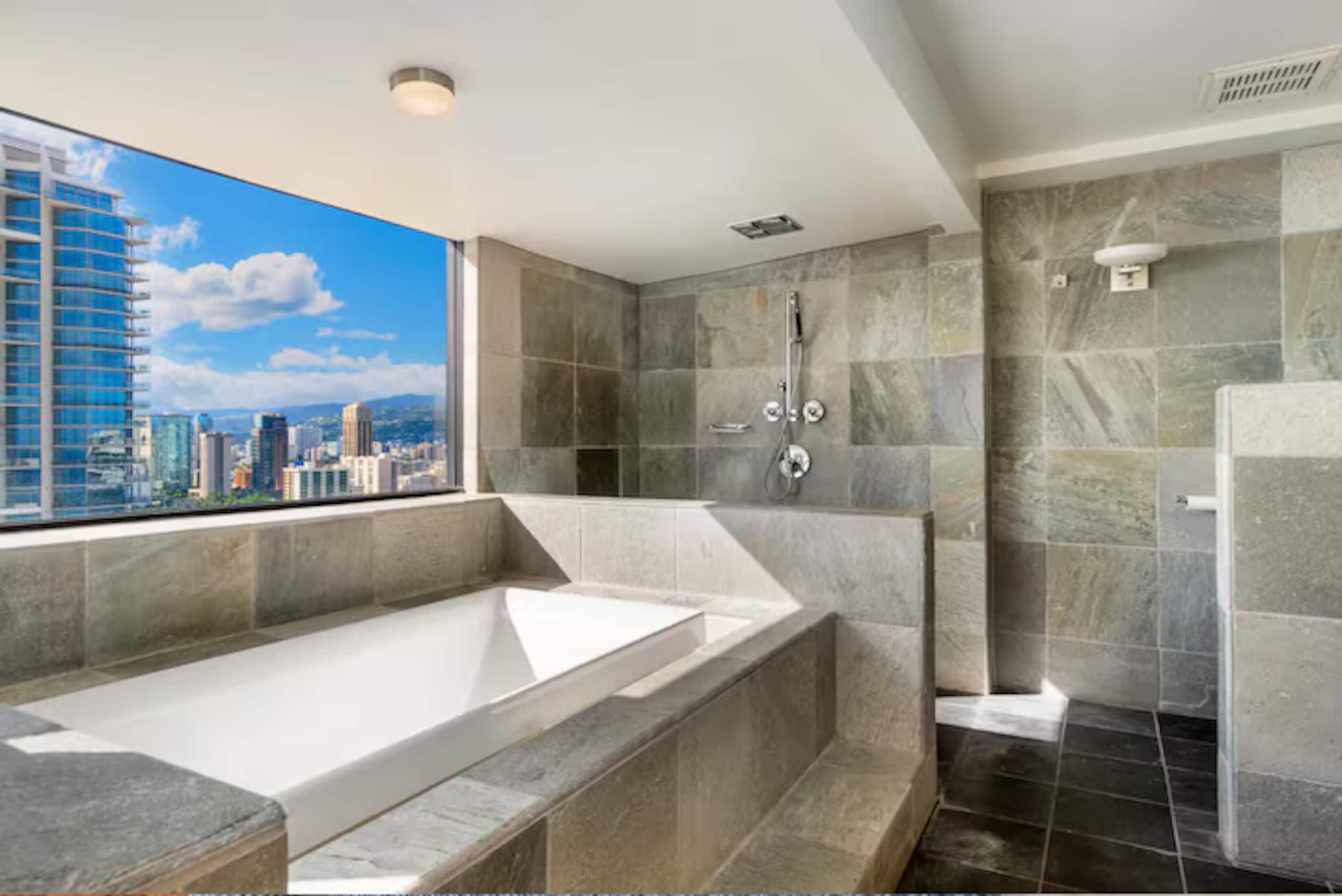 Condo in Honolulu · ★4.97 · 2 bedrooms · 2 beds · 1.5 private baths - Image 13