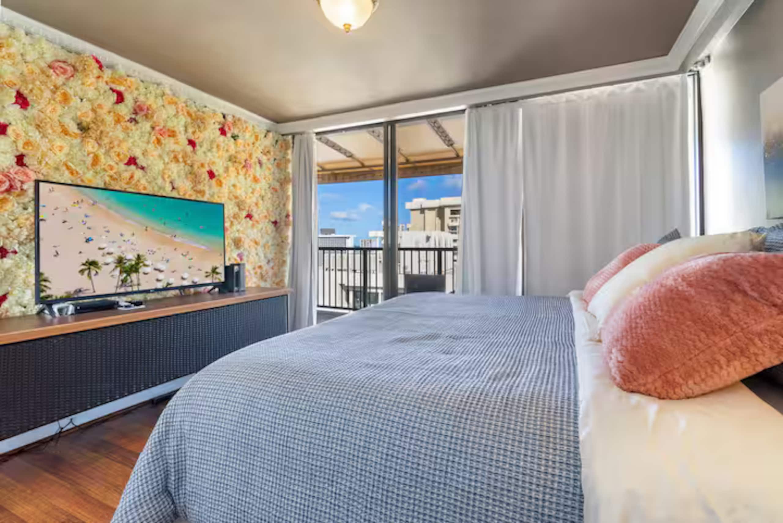 Condo in Honolulu · ★4.97 · 2 bedrooms · 2 beds · 1.5 private baths - Image 8