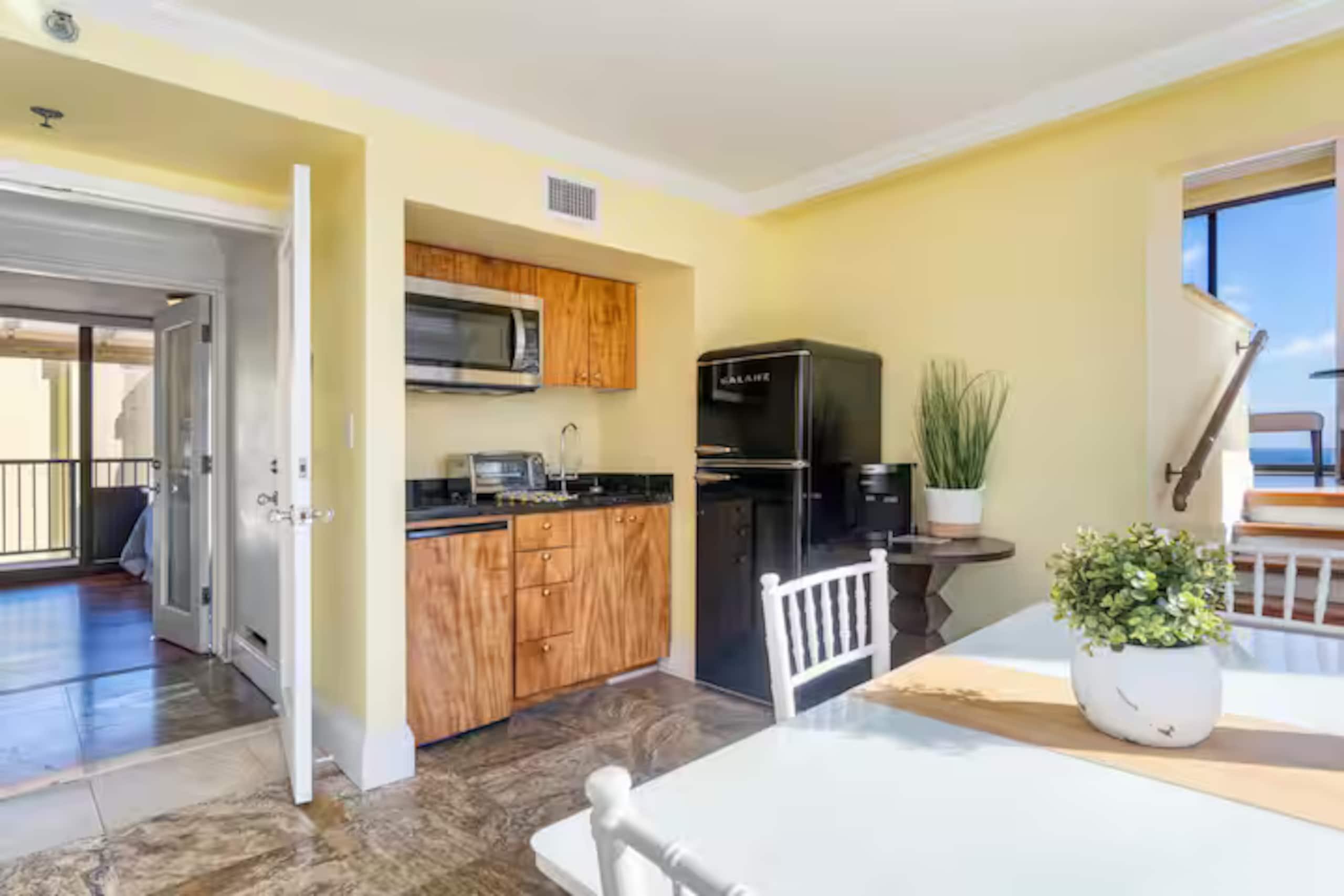 Condo in Honolulu · ★4.97 · 2 bedrooms · 2 beds · 1.5 private baths - Image 20