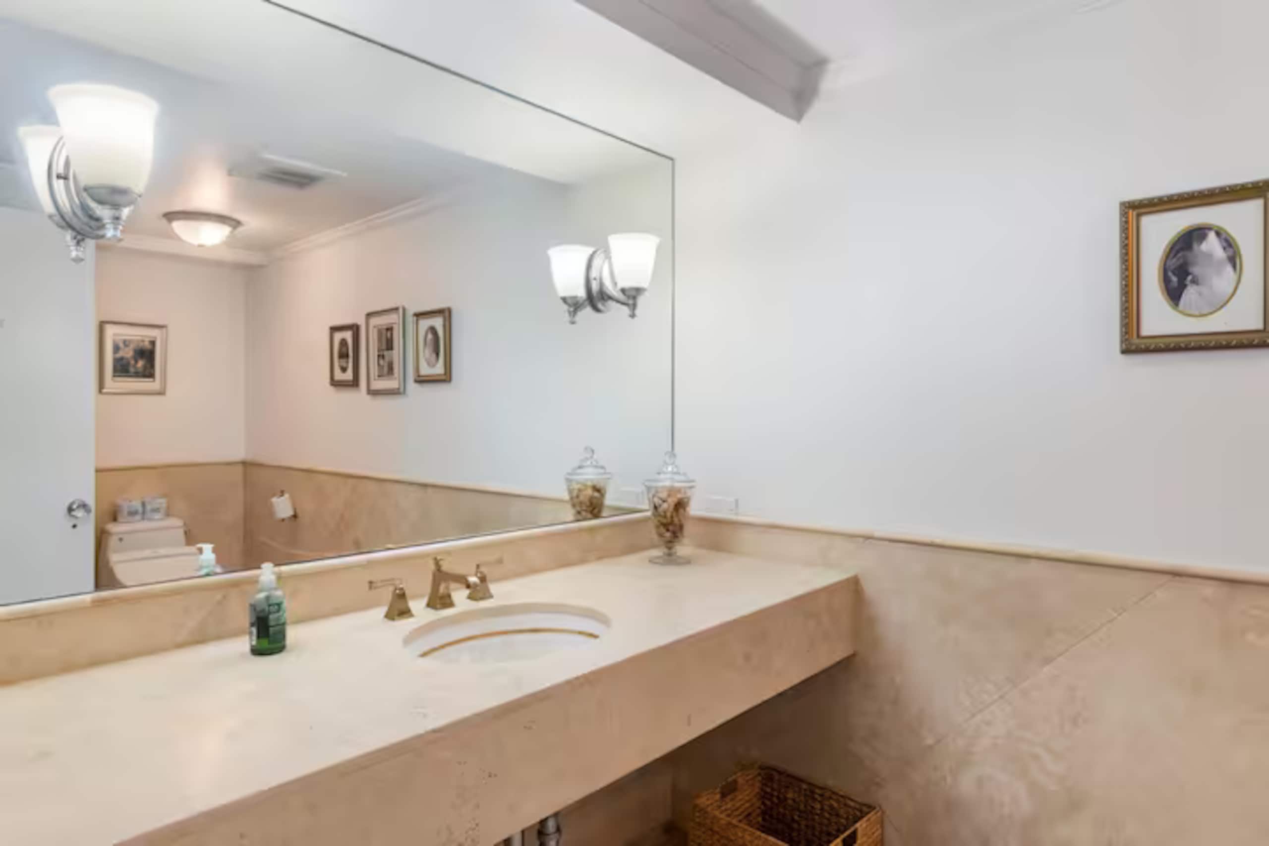 Condo in Honolulu · ★4.97 · 2 bedrooms · 2 beds · 1.5 private baths - Image 7