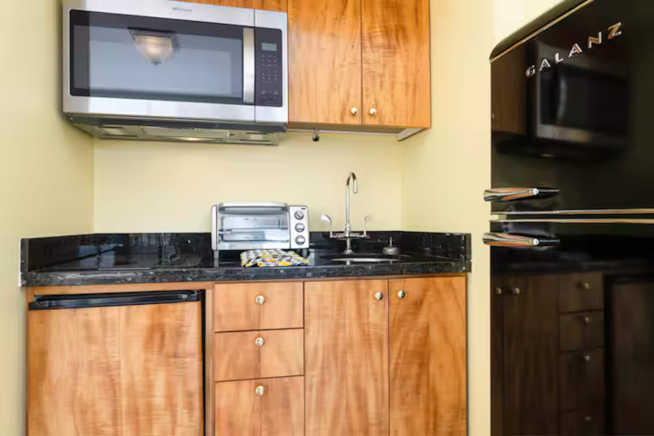 Condo in Honolulu · ★4.97 · 2 bedrooms · 2 beds · 1.5 private baths - Image 21