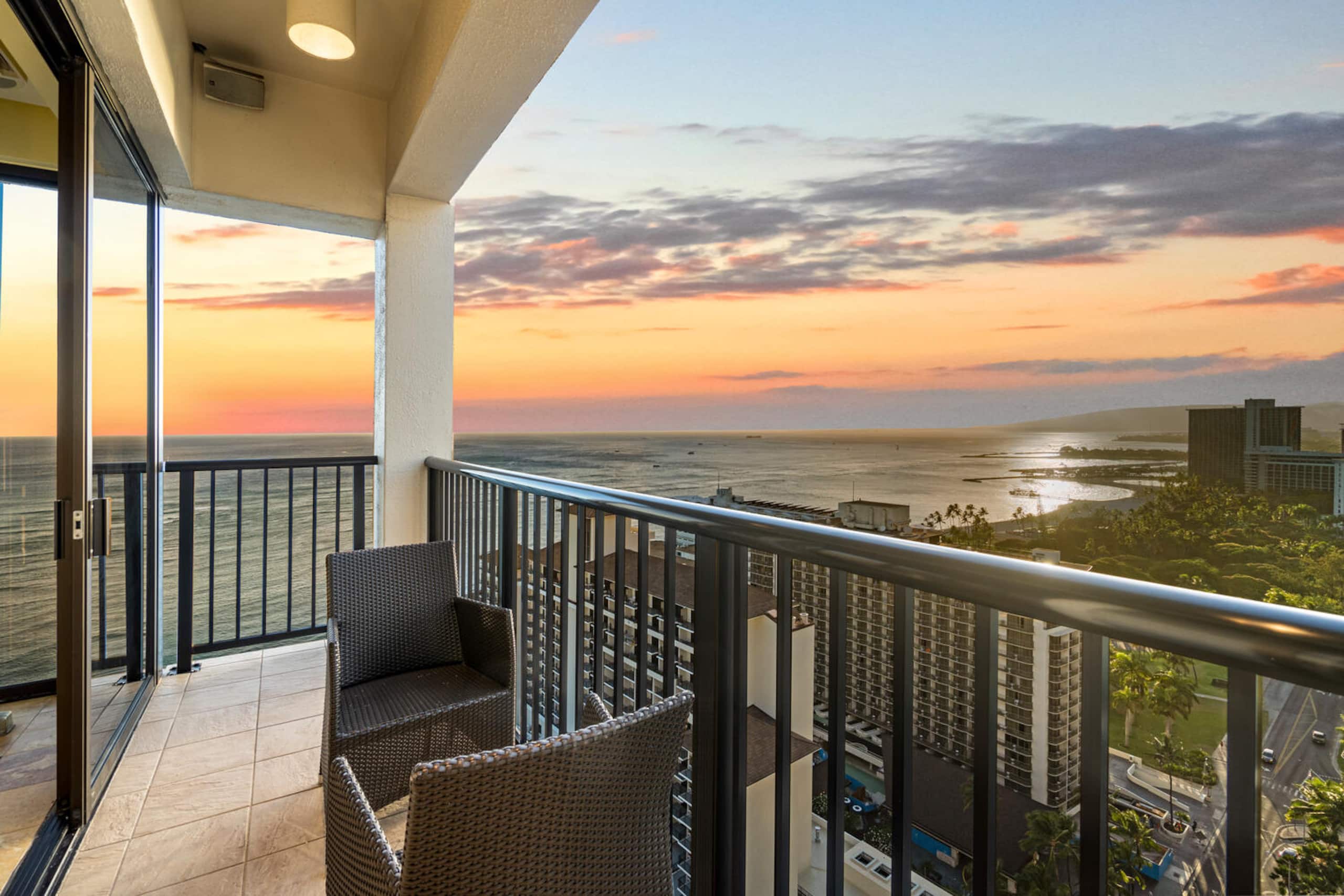 Condo in Honolulu · ★4.97 · 2 bedrooms · 2 beds · 1.5 private baths - Image 29