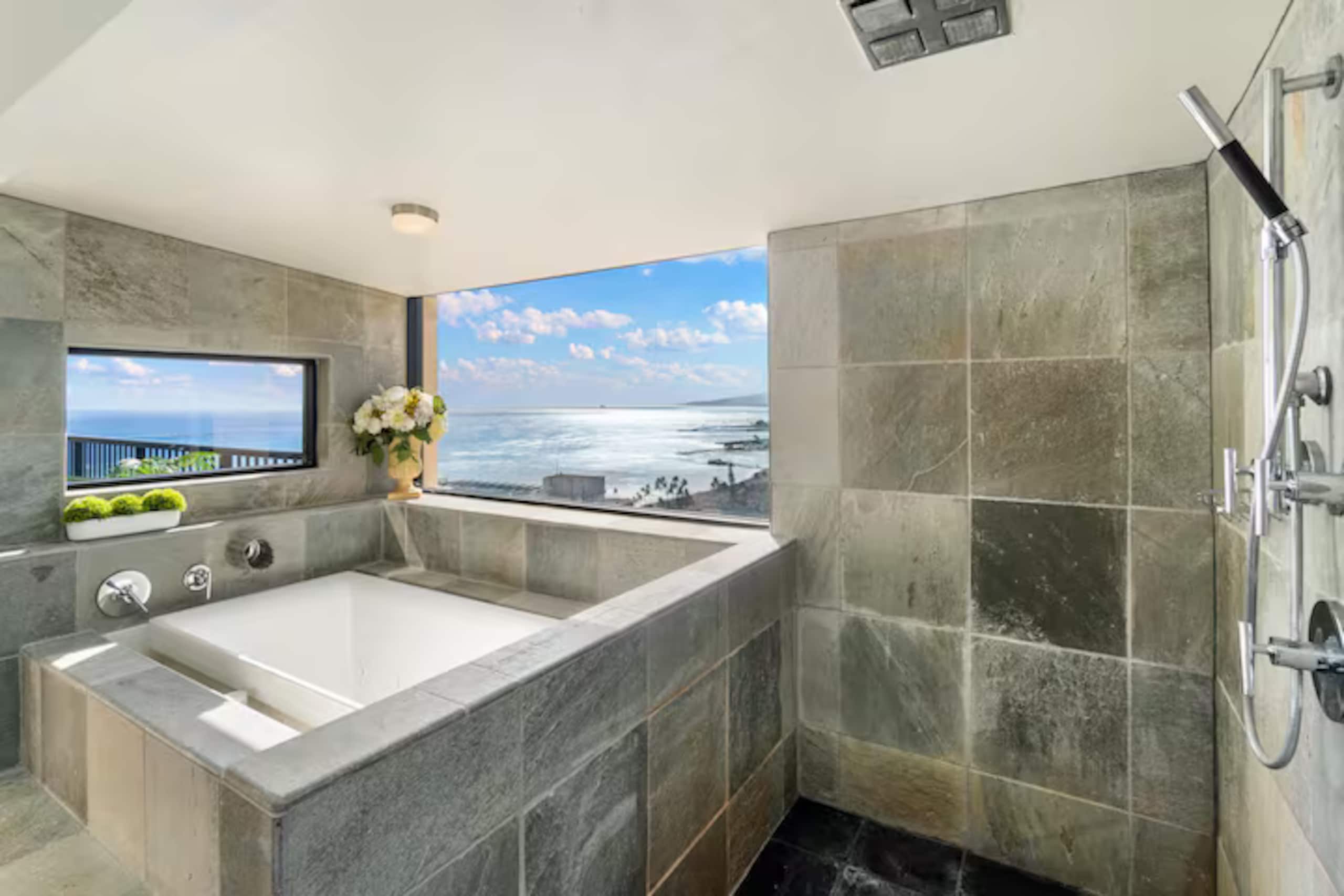 Condo in Honolulu · ★4.97 · 2 bedrooms · 2 beds · 1.5 private baths - Image 15