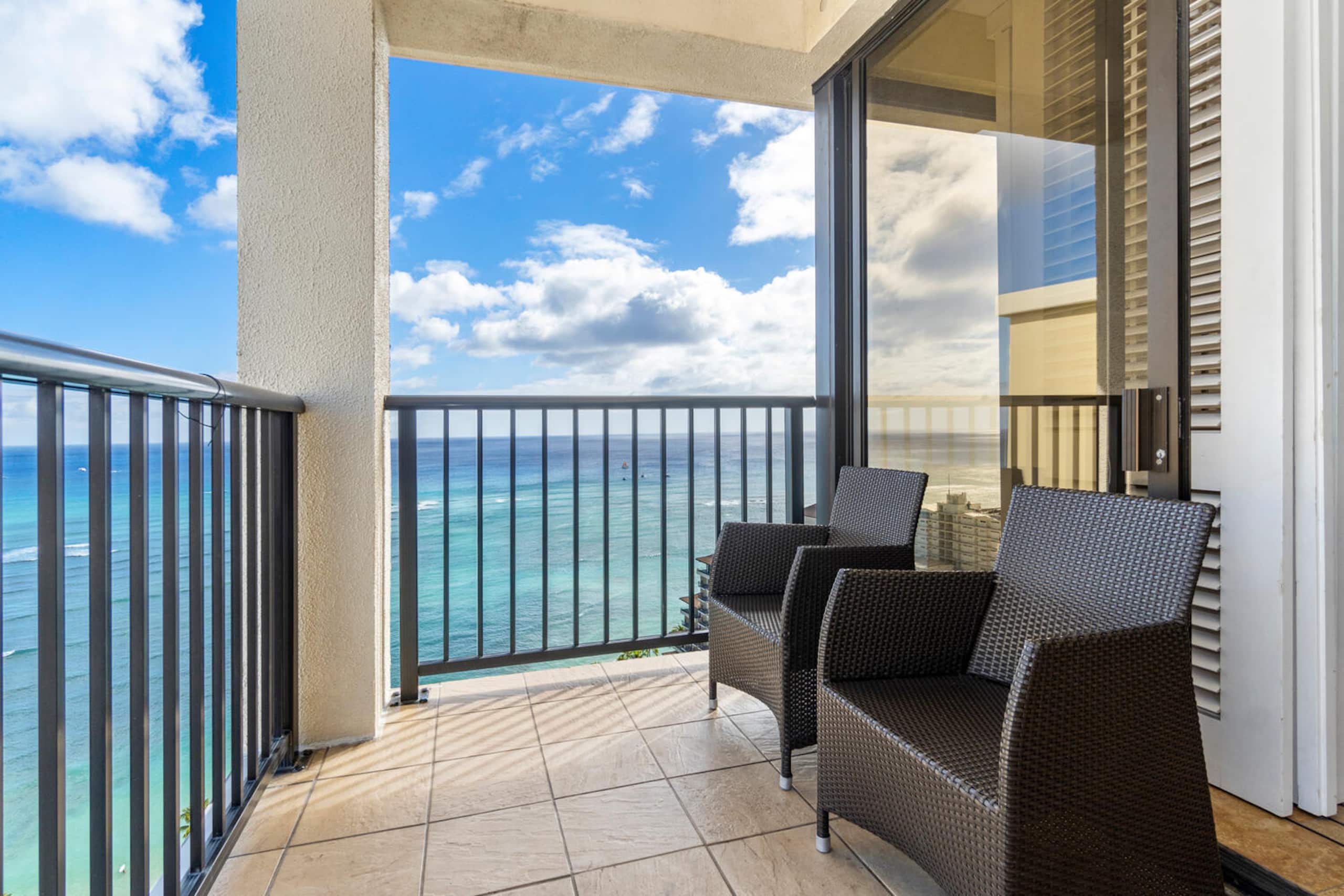Condo in Honolulu · ★4.97 · 2 bedrooms · 2 beds · 1.5 private baths - Image 31