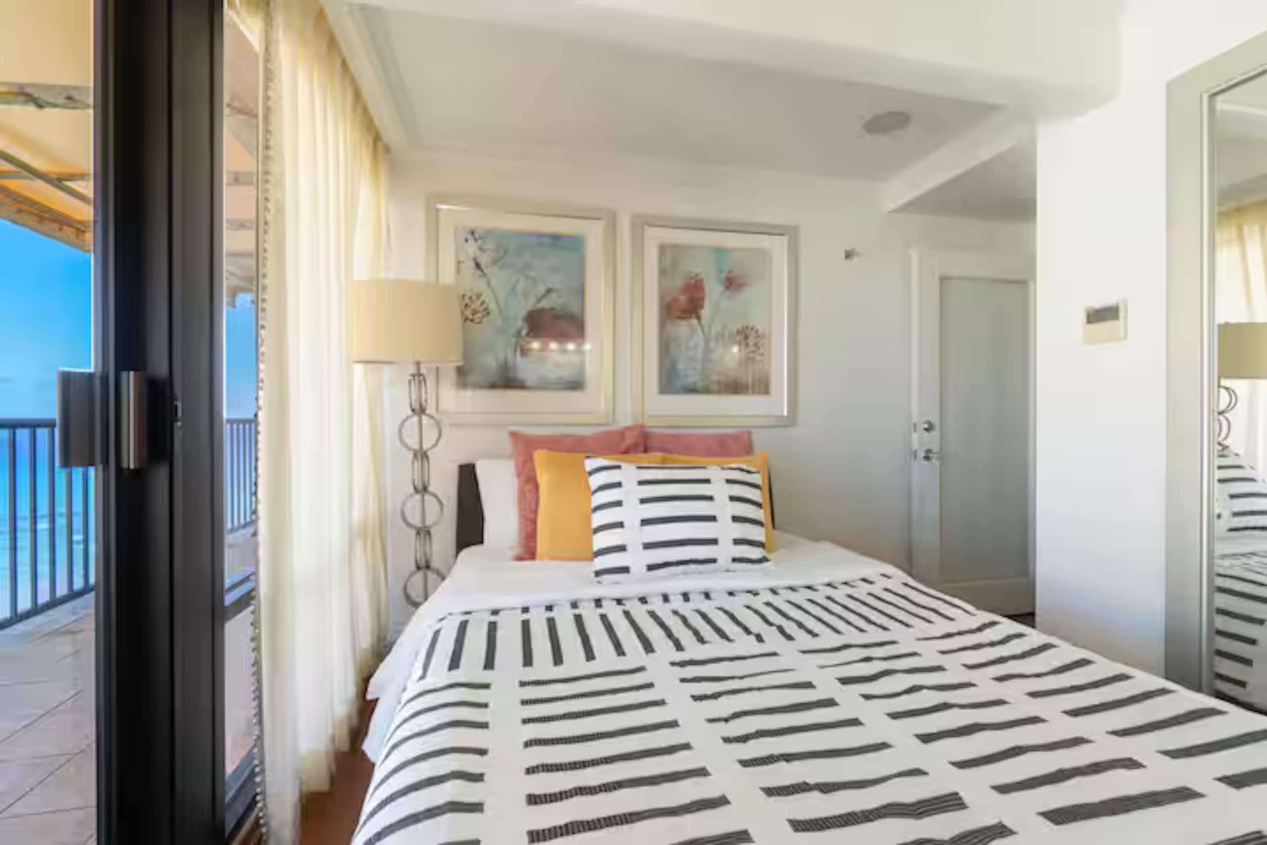 Condo in Honolulu · ★4.97 · 2 bedrooms · 2 beds · 1.5 private baths - Image 11
