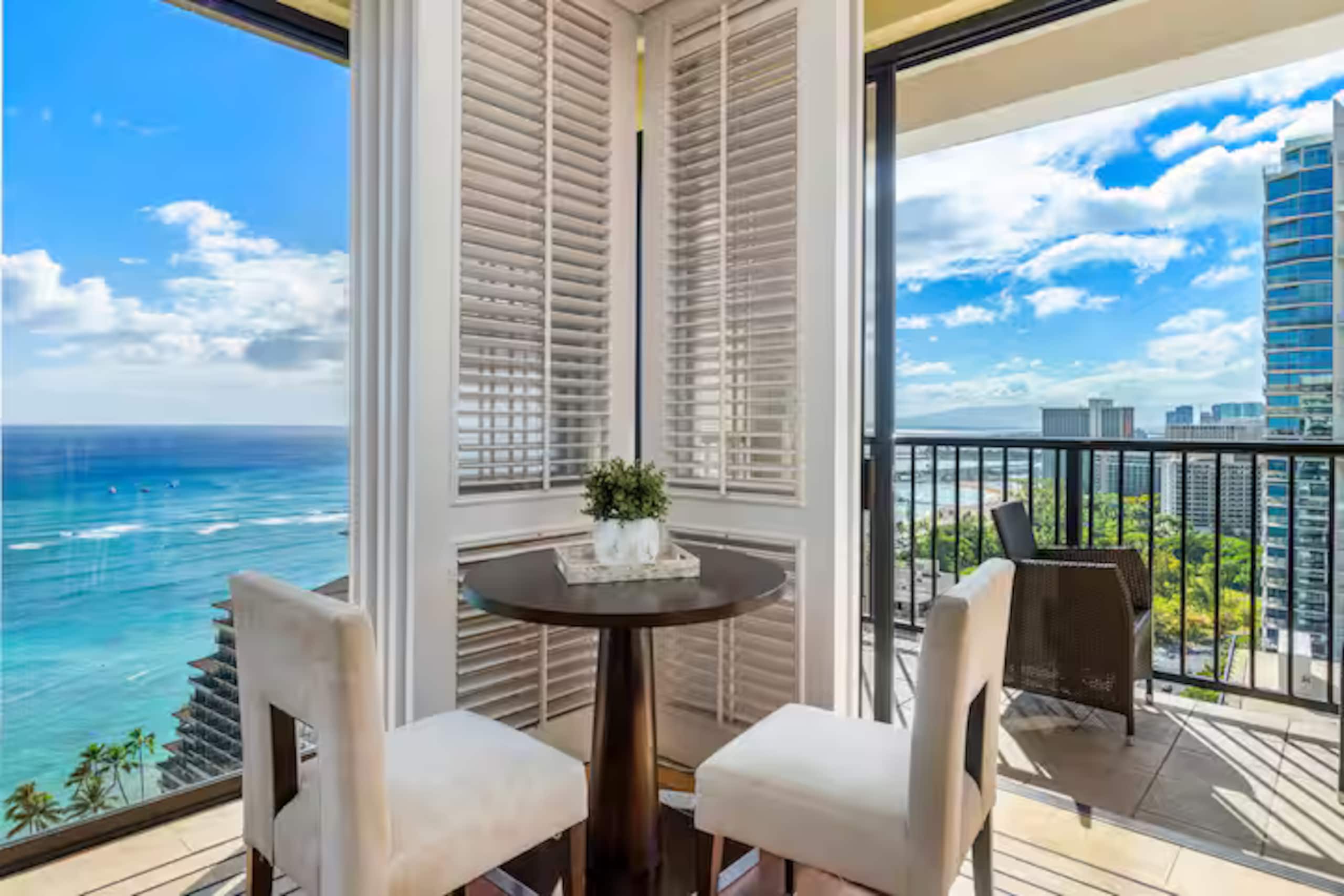 Condo in Honolulu · ★4.97 · 2 bedrooms · 2 beds · 1.5 private baths - Image 23