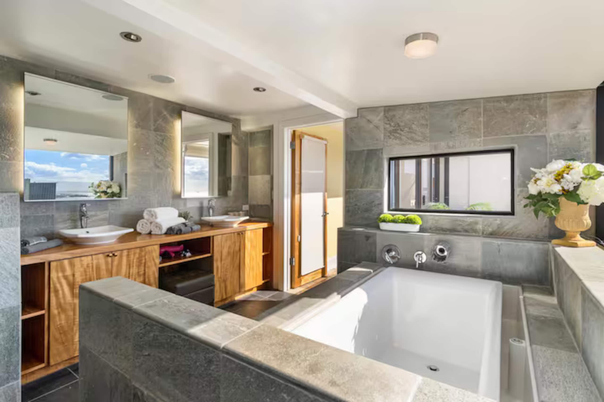 Condo in Honolulu · ★4.97 · 2 bedrooms · 2 beds · 1.5 private baths - Image 14