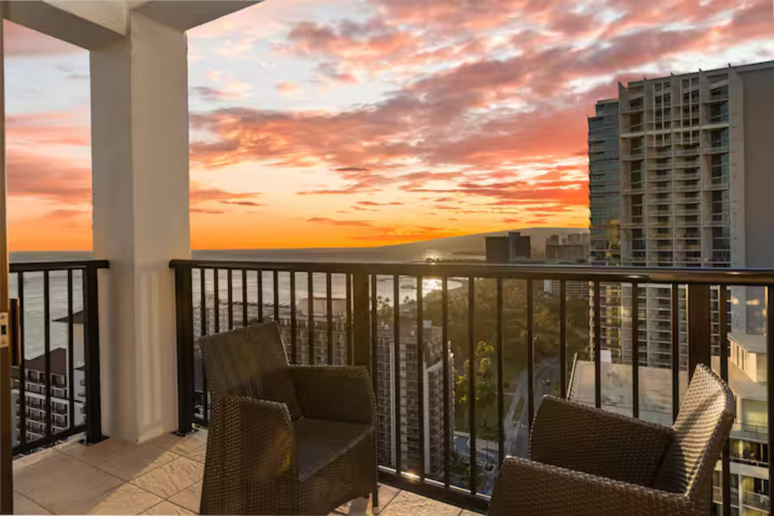 Condo in Honolulu · ★4.97 · 2 bedrooms · 2 beds · 1.5 private baths - Image 25
