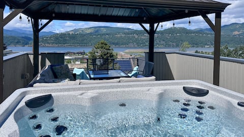 Downtown oasis with rooftop hot tub and epic views