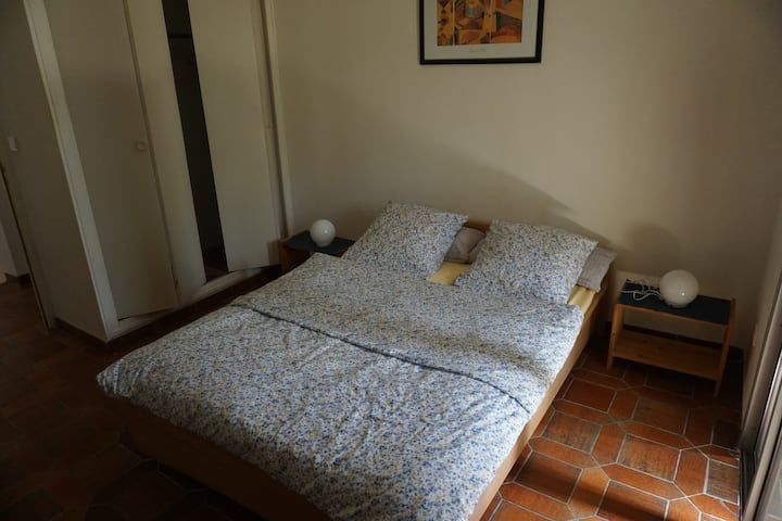 Dhomë gjumi me krevat dopio 140 x 200 me qasje të drejtpërdrejtë në verandën e Jugut