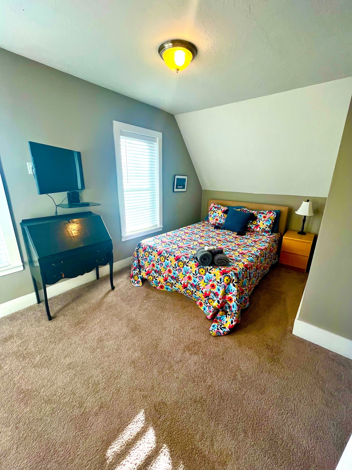 1. gornja razina s bračnim krevetom i streaming TV-om