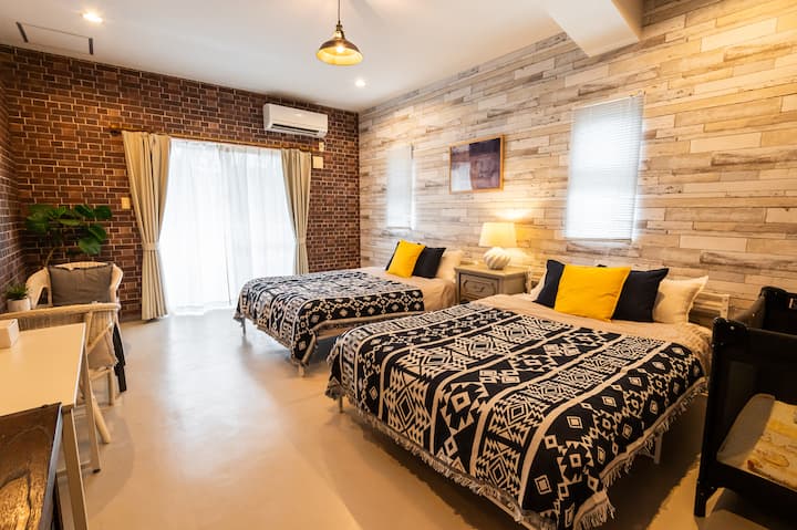 2 lits doubles, 1 lit bébé, chaise et table pour 2 personnes