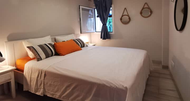 *Dormitorio con cama extra grande, cortinas opacas y ventilador de techo para un descanso ideal.
*Slaapkamer met een extra groot bed, verduisteringsgordijnen en een plafond ventilator voor perfecte rust.